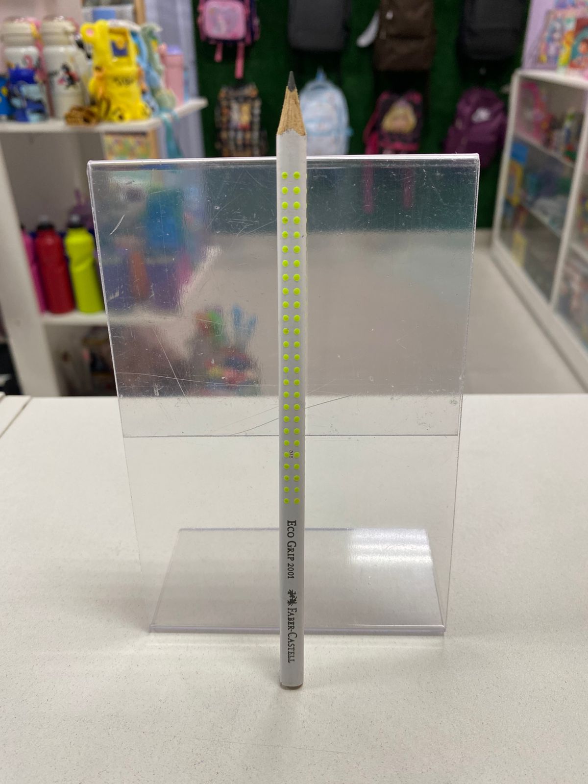 LÁPIS PRETO TRIANGULAR FABER CASTELL GRIP NEON 2B (R$3,00)